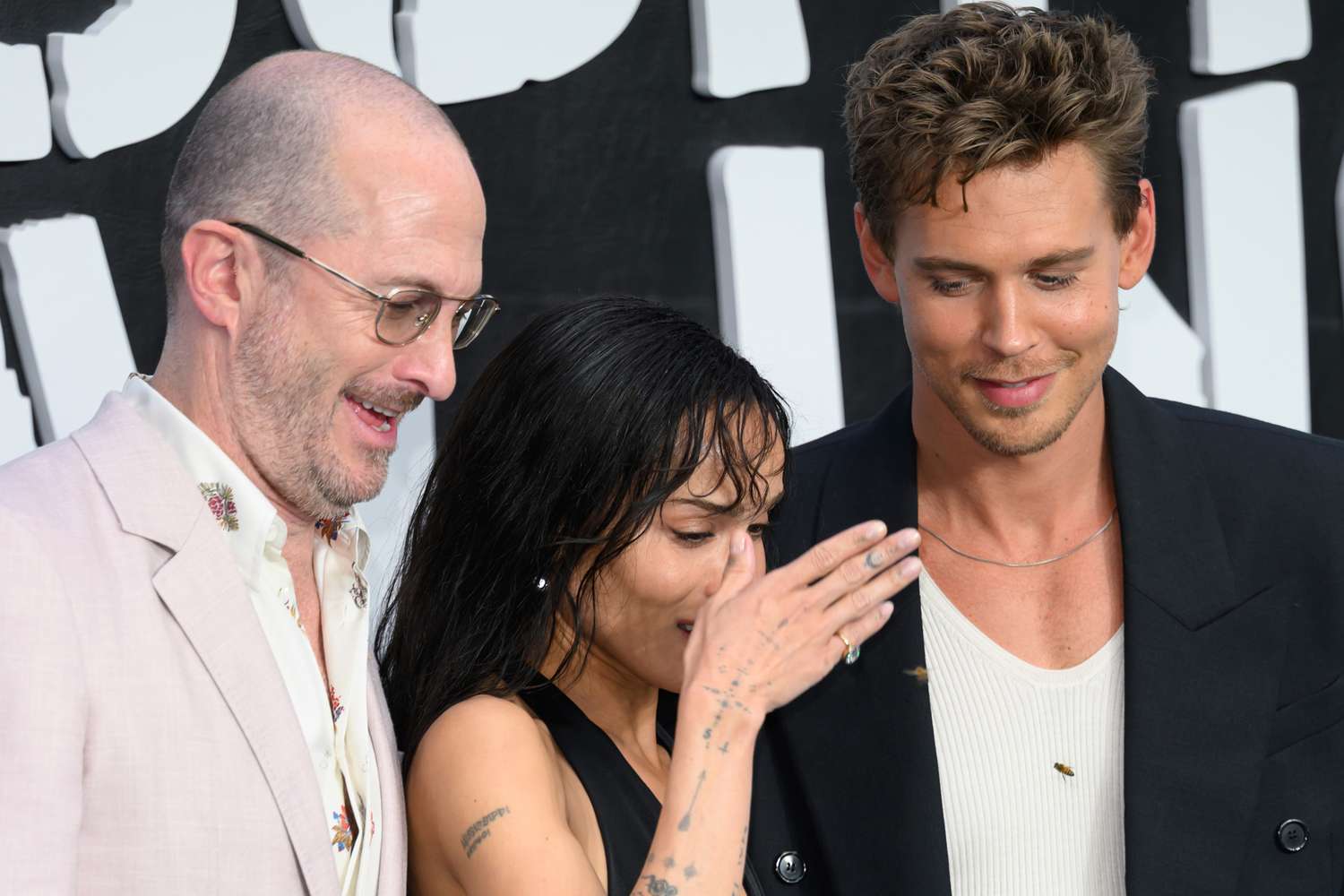 Austin Butler saves “Caught Stealing” costar Zoë Kravitz from aggressive bee menace