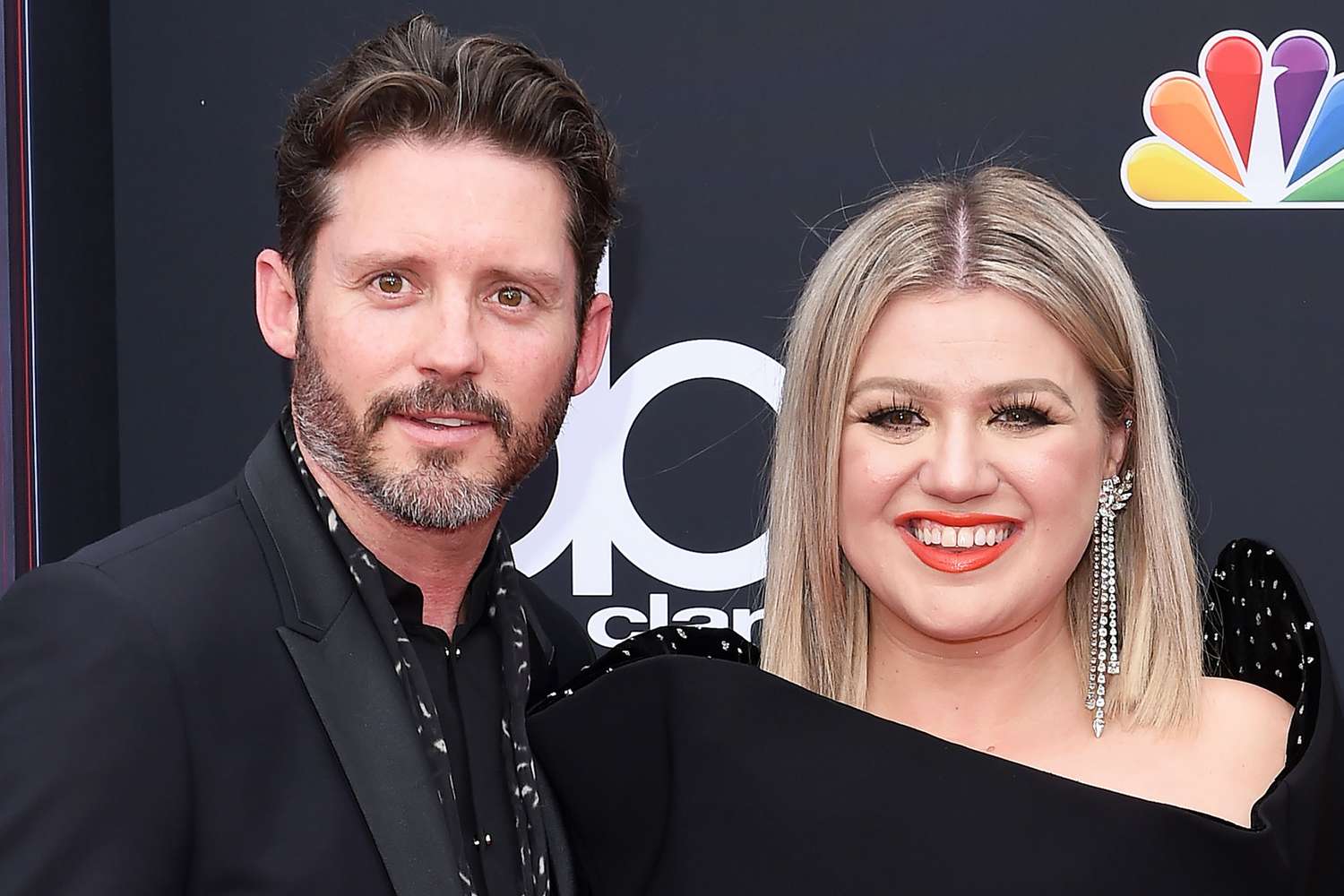 Kelly Clarkson tears up performing ‘Piece by Piece’ with lyric change 12 days earlier than Brandon Blackstock’s demise