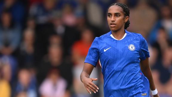 Roundabouts, sheepherding, scorching sauce: USWNT stars in England