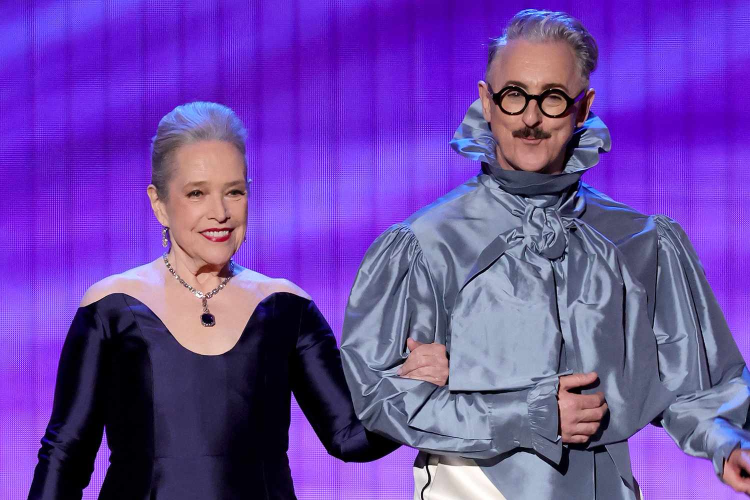 Kathy Bates and Alan Cumming have 25-year “Annie ”reunion on Emmys stage