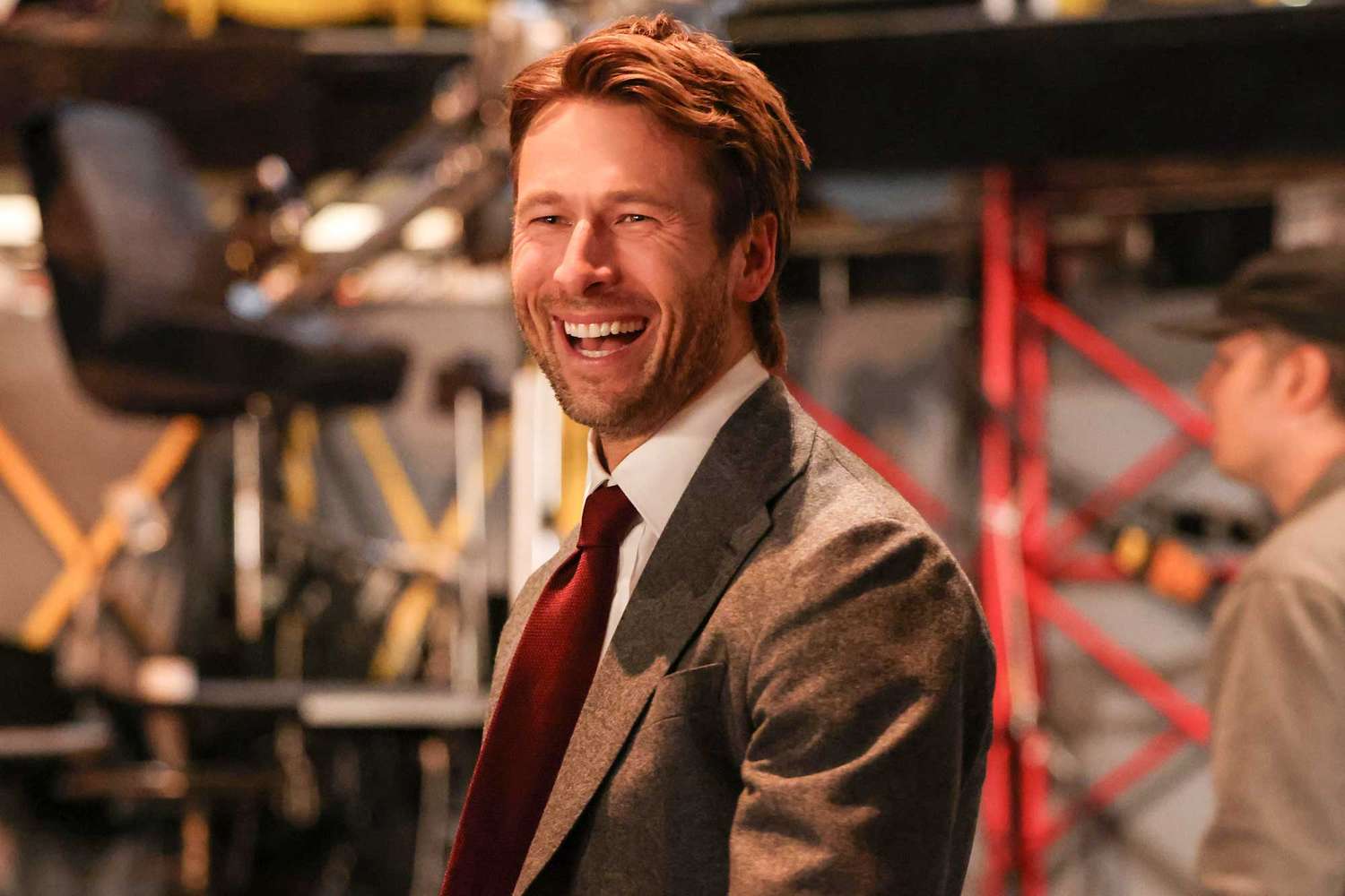 “Saturday Evening Stay” recap: Glen Powell flies his UPS driver out for his internet hosting debut