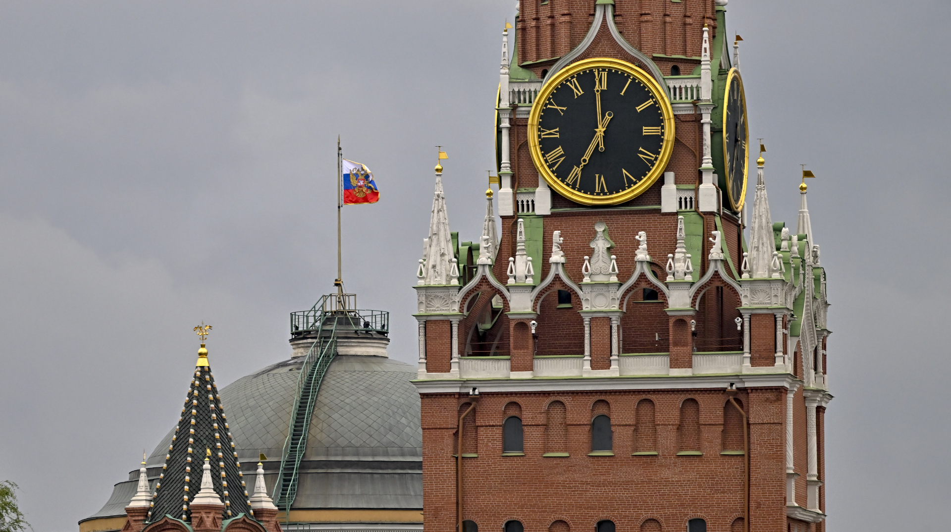 Russia stories large-scale Ukrainian drone assault, together with on Moscow